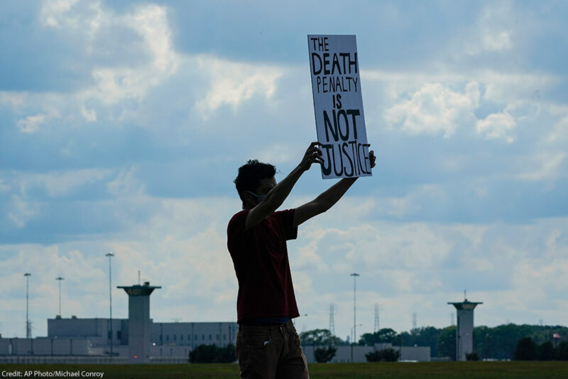 رجل يحمل لافتة مكتوب عليها عقوبة الإعدام ليست عدالة.
